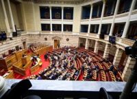Επίθεση στον Μητσοτάκη: ΠΑΣΟΚ, ΣΥΡΙΖΑ και Βελόπουλος βλέπουν κυβέρνηση σε αποδρομή