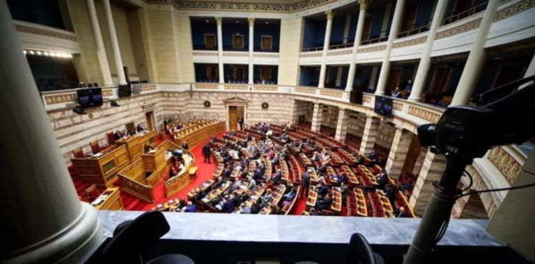 Επίθεση στον Μητσοτάκη: ΠΑΣΟΚ, ΣΥΡΙΖΑ και Βελόπουλος βλέπουν κυβέρνηση σε αποδρομή