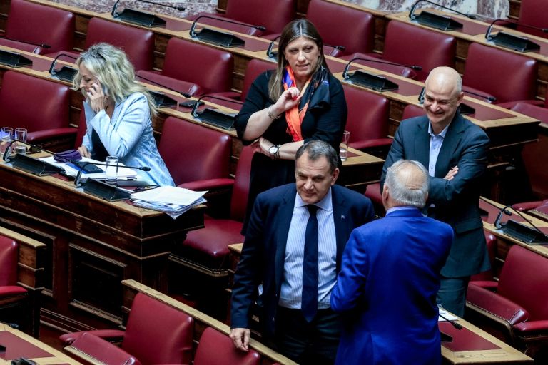 «Θάφτηκε» η εξεταστική για τις υποκλοπές – 155 “όχι” μέσα σε εκρηκτικό κλίμα στη Βουλή