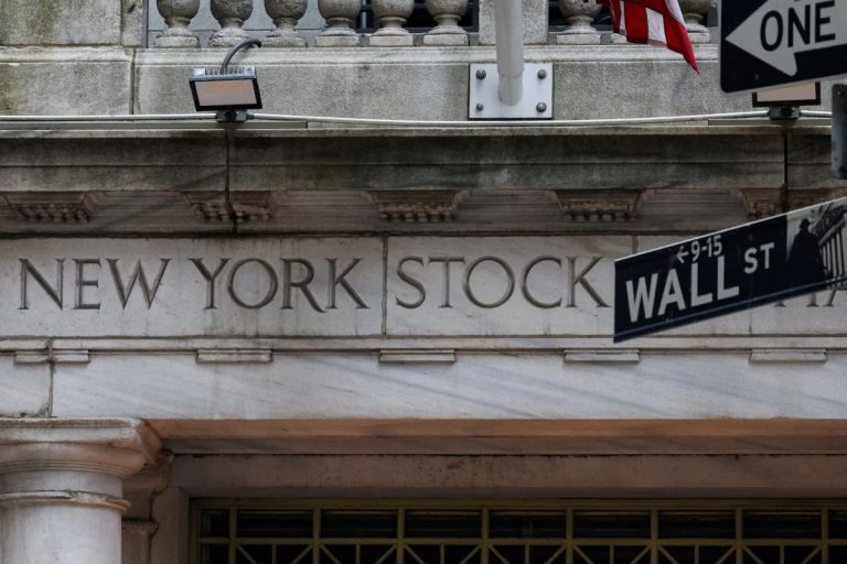 Wall Street: Άνοδος για S&P 500 και Nasdaq – Πιέσεις στον ενεργειακό κλάδο λόγω πτώσης του πετρελαίου