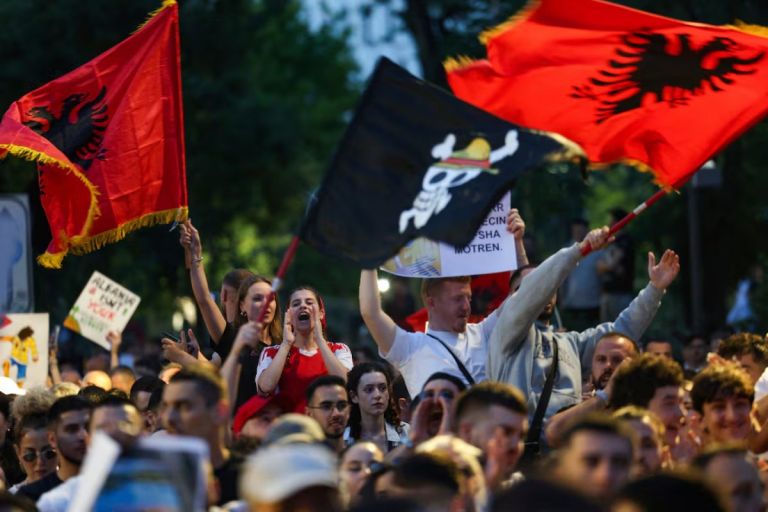 «Η Αλβανία δεν πωλείται»: Χιλιάδες στους δρόμους κατά Ράμα και Κούσνερ για το mega resort των 1,4 δισ.