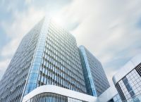 Λιγότερα καταστήματα και λιγότεροι υπάλληλοι στις ευρωπαϊκές τράπεζες – Τι ισχύει για την Ελλάδα