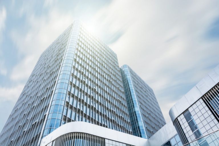 Λιγότερα καταστήματα και λιγότεροι υπάλληλοι στις ευρωπαϊκές τράπεζες – Τι ισχύει για την Ελλάδα