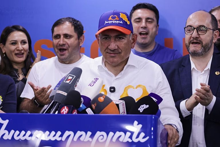 Αρμενία: «Ιστορική νίκη» Πασινιάν με φόντο τη Δύση και τη Ρωσία