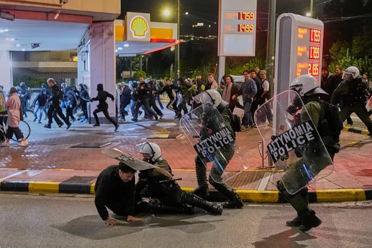 Διεθνής Αμνηστία: Ζητά τέλος στη χρήση κρότου-λάμψης σε διαδηλώσεις στην Ελλάδα