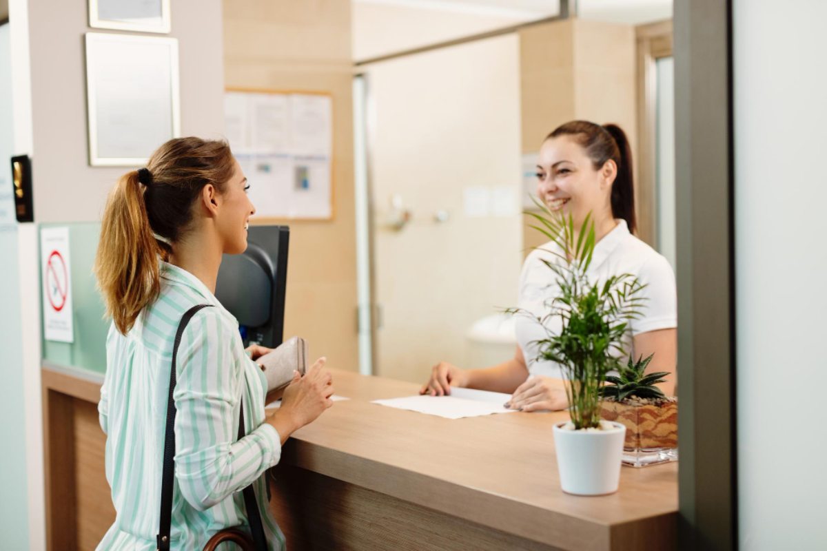 Booking.com: Μόλις 3 στους 10 ΛΟΑΤΚΙ+ ταξιδιώτες δηλώνουν ανοιχτά την ταυτότητά τους στα ταξίδια