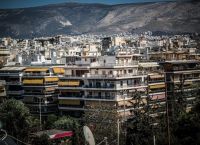 Απλησίαστα τα σπίτια, εξανεμίζονται οι μισθοί: Οι αριθμοί πίσω από την ελληνική στεγαστική κρίση