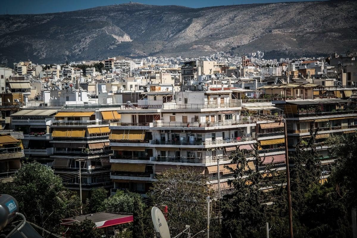 Απλησίαστα τα σπίτια, εξανεμίζονται οι μισθοί: Οι αριθμοί πίσω από την ελληνική στεγαστική κρίση