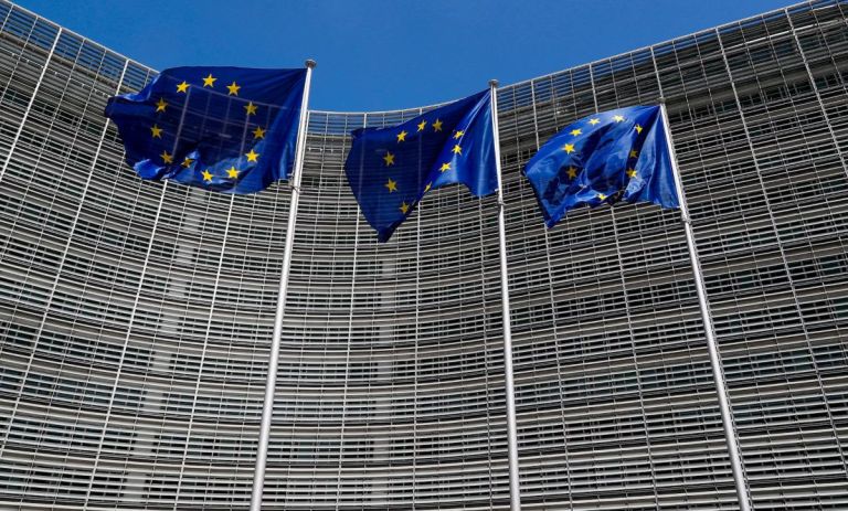 Καμπανάκι Κομισιόν για την απασχόληση: Σε κίνδυνο 1,3 εκατ. θέσεις εργασίας στην ΕΕ
