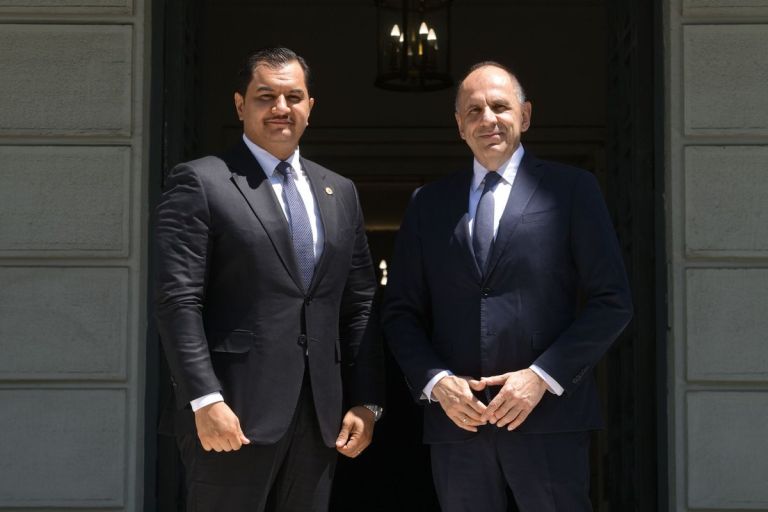 Η Αθήνα ανοίγει δίαυλο με τον Σαντάμ Χαφτάρ: Το γεωπολιτικό παιχνίδι που ανησυχεί την Άγκυρα.