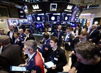 Wall Street: Βαριές απώλειες με βουτιά 953 μονάδων στον Dow και sell-off στην τεχνολογία