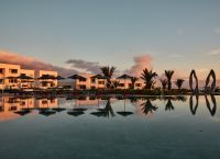 NOŪS Santorini: Μία σύγχρονη προσέγγιση στη φιλοξενία της Σαντορίνης