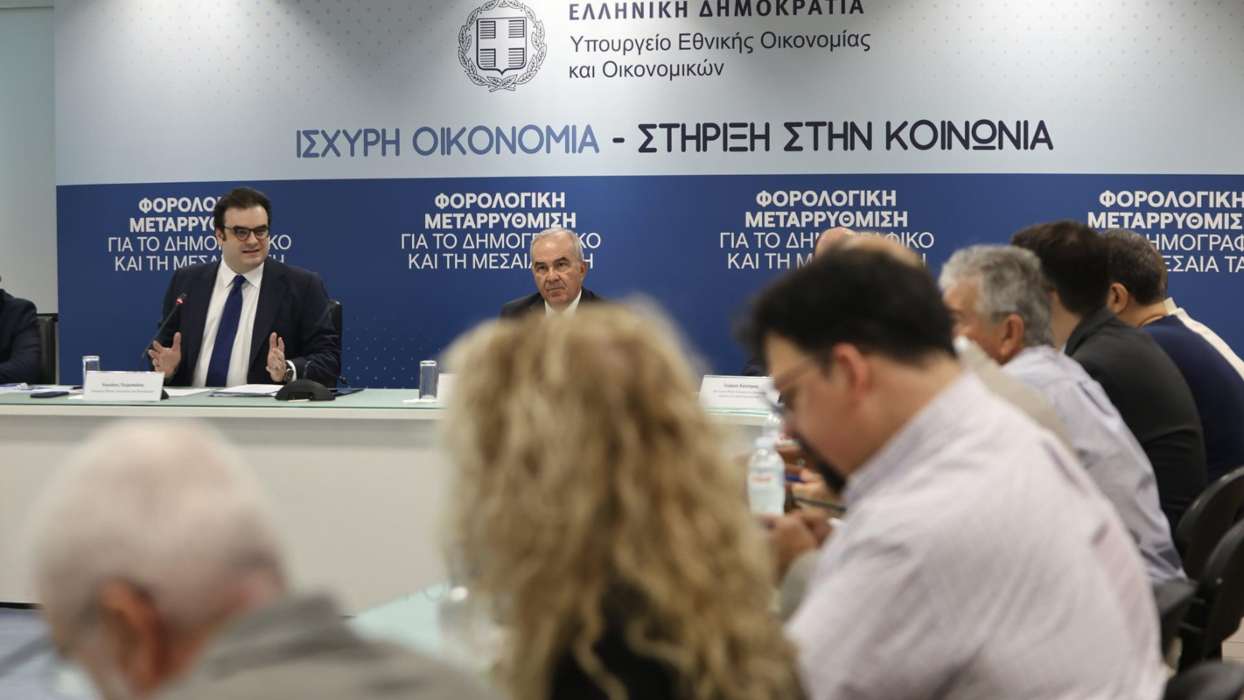 Προϋπολογισμός: Πλεόνασμα-ανάσα 3,65 δισ. ευρώ στο πεντάμηνο – Τα φορολογικά έσοδα κρατούν γερά