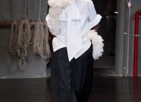 Simone Rocha: Η πρώτη της ανδρική πασαρέλα και η τρυφερή πλευρά της αρρενωπότητας