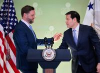 Ο Τραμπ παίζει διπλό χαρτί με το Ιράν: Ο «ήπιος» Βανς, ο «σκληρός» Ρούμπιο και το στοίχημα του Ορμούζ