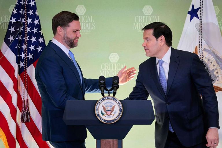 Ο Τραμπ παίζει διπλό χαρτί με το Ιράν: Ο «ήπιος» Βανς, ο «σκληρός» Ρούμπιο και το στοίχημα του Ορμούζ