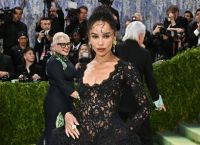 Ψάχνεις φόρεμα για πολιτικό γάμο; Η Zoë Kravitz μόλις έδωσε το απόλυτο bridal inspo