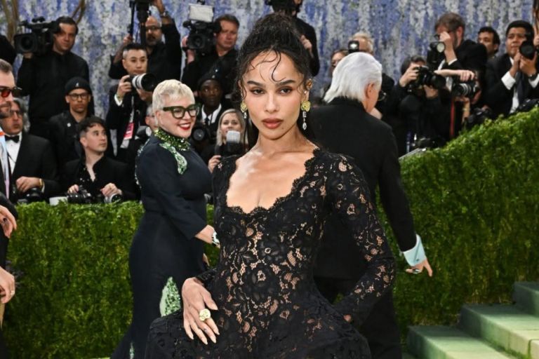 Ψάχνεις φόρεμα για πολιτικό γάμο; Η Zoë Kravitz μόλις έδωσε το απόλυτο bridal inspo