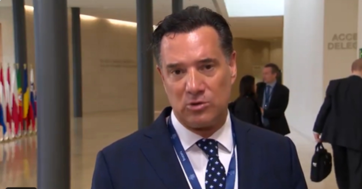 ΑΠΟ ΛΟΥΞΕΜΒΟΥΡΓΟ Ο ΑΔΩΝΙΣ ΧΤΥΠΑ ΚΑΜΠΑΝΑΚΙ ΣΤΗΝ ΕΕ: «Να Μην Ακριβύνουν τα Φάρμακα για τους Ευρωπαίους Πολίτες»