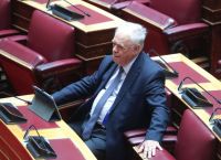 Ο Δραγασάκης μιλά με τον Τσίπρα, αλλά μένει στο… παρατηρητήριο
