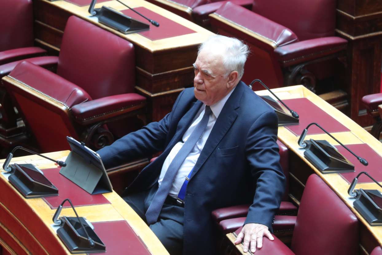 Ο Δραγασάκης μιλά με τον Τσίπρα, αλλά μένει στο… παρατηρητήριο