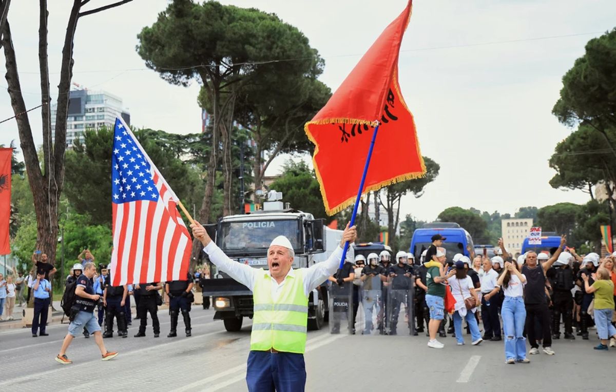 Σάλος στην Αλβανία για το mega project του γαμπρού του Τραμπ – Μαζικές διαδηλώσεις