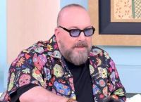 «ΜΕΓΑΛΩΣΑ ΧΩΡΙΣ ΜΗΤΕΡΑ»: Η εξομολόγηση του Γιώργου Αλκαίου που συγκλονίζει–«Οι απαντήσεις της δεν με κάλυψαν»