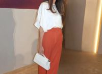 Amal Clooney: Η εμφάνιση στην Ταϊλάνδη που φέρνει ξανά στη μόδα τα stirrup leggings
