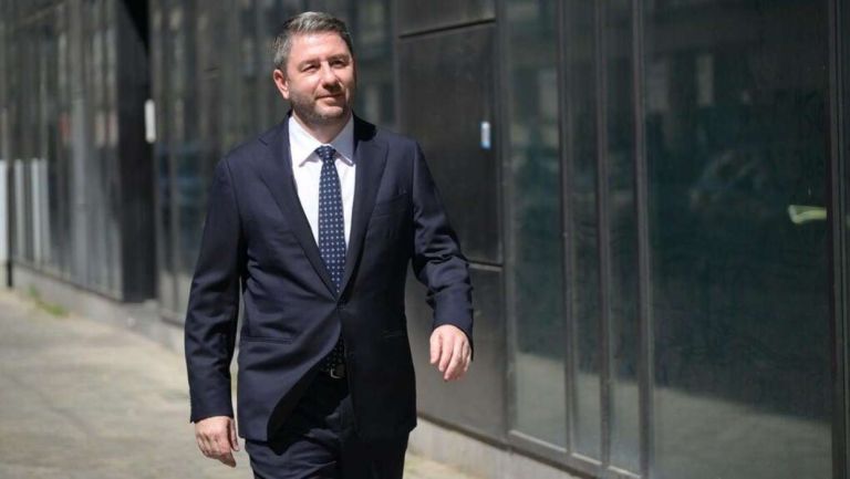 ΠΑΣΟΚ: Σχέδιο τεσσάρων αξόνων απέναντι στις δημοσκοπικές πιέσεις και την άνοδο Τσίπρα