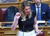 Γαλάζιες αποστάσεις από Αβραμόπουλο: Η Ευθυμίου αδειάζει το “είναι μπούρδες” και ζητά θεσμική στάση