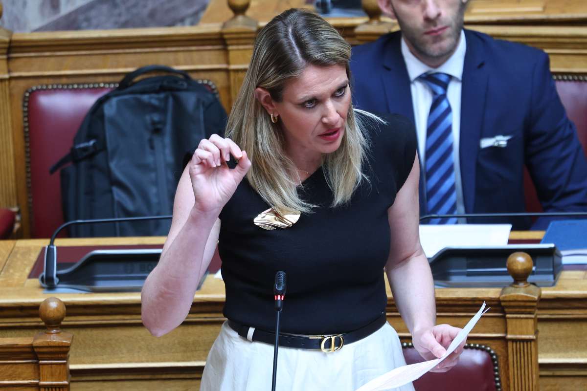 Γαλάζιες αποστάσεις από Αβραμόπουλο: Η Ευθυμίου αδειάζει το “είναι μπούρδες” και ζητά θεσμική στάση