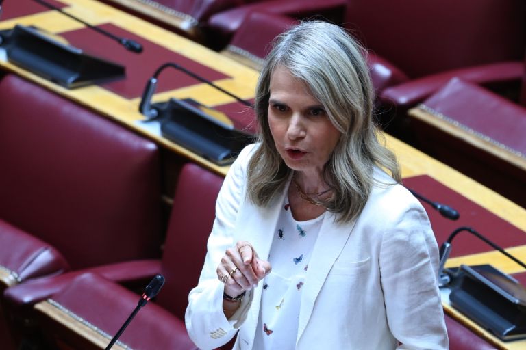 Αποστολάκη κατά Τσίπρα για το ιδιωτικό χρέος: «Η μνήμη των δανειοληπτών είναι νωπή»