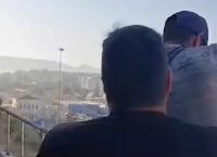 Πειραιάς: Η άμεση επέμβαση αστυνομικών της ΔΙ.ΑΣ. απέτρεψε πτώση άνδρα από τον 6ο όροφο [vid]