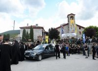 Δράμα: Σπαραγμός στο “αντίο” στη 45χρονη-Καλυμμένο με την ελληνική σημαία το φέρετρο [pics]
