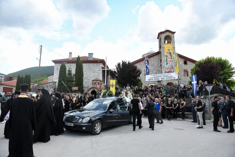 Δράμα: Σπαραγμός στο “αντίο” στη 45χρονη-Καλυμμένο με την ελληνική σημαία το φέρετρο [pics]