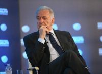 «Δεν απολογούμαι, μιλώ με γεγονότα»: Ο Αβραμόπουλος, το Qatargate και η ευρωπαϊκή δοκιμασία των θεσμών