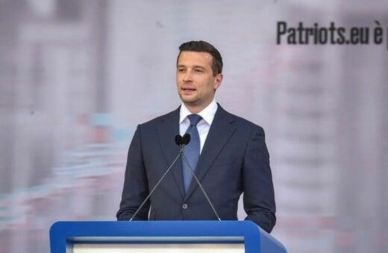 ΠΑΡΙΣΙ: Ο Μπαρντελά απορρίπτει τη στήριξη Τραμπ και αλλάζει το παιχνίδι
