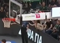 Παναθηναϊκός AKTOR: Το VIDEO με τη στιγμή που φίλαθλος τραβά το μανίκι του Παπαπέτρου [vid]