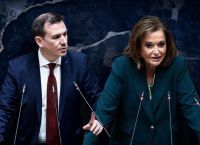 «ΠΕΘΕΡΙΚΑ ΤΗΣ ΒΟΥΛΗΣ» – «ΕΙΜΑΙ ΚΑΛΗ ΠΕΘΕΡΑ»: Άγρια σύγκρουση Δουδωνή – Μπακογιάννη για το άρθρο 86