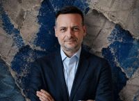 «Καρφί» Δούκα από το Λονδίνο; Το παράδειγμα Στάρμερ και το μήνυμα για την Κεντροαριστερά