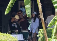 Dua Lipa – Callum Turner: Ο γάμος στη Σικελία που δίχασε το Παλέρμο