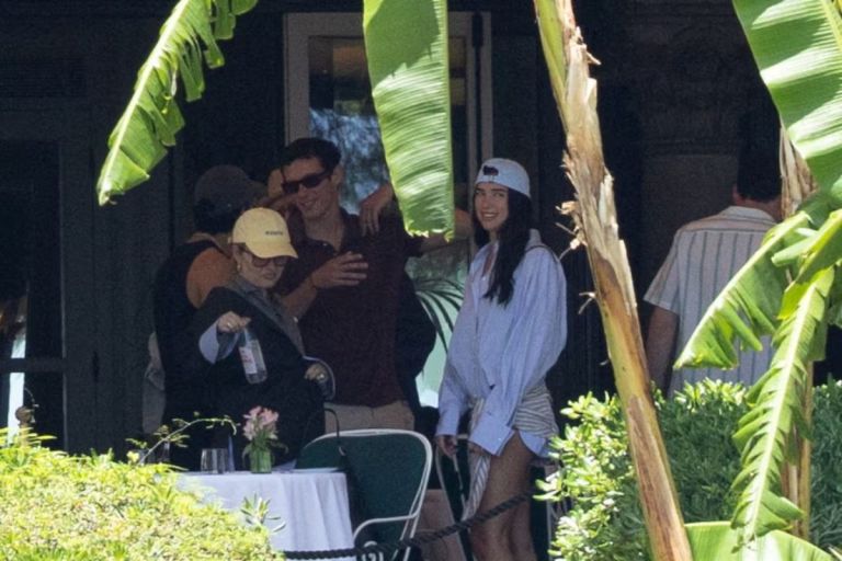 Dua Lipa – Callum Turner: Ο γάμος στη Σικελία που δίχασε το Παλέρμο