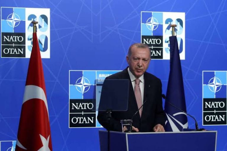  Ερντογάν πριν από το ΝΑΤΟ: Η καταστολή στο εσωτερικό σκιάζει τη διπλωματική βιτρίνα της Άγκυρας.