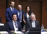 Η ΕΛΛΑΔΑ ΣΤΗ ΜΑΧΗ ΤΩΝ ΦΑΡΜΑΚΩΝ:Το Ευρωπαϊκό Δίλημμα Ανάμεσα στη Πράσινη Πολιτική και την Πρόσβαση των Ασθενών