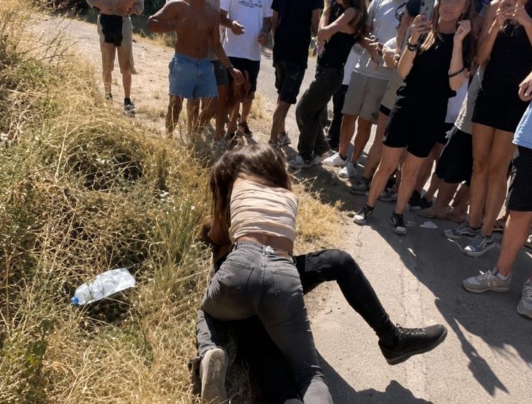 Εύβοια: Άγριος καβγάς μεταξύ μαθητριών έξω από Γυμνάσιο – Βίντεο από το περιστατικό [vid]