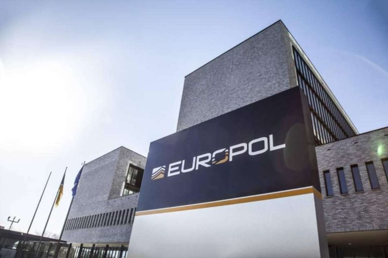 Europol: Οι «πολυεθνικές του εγκλήματος» αλλάζουν πρόσωπο – Στο μικροσκόπιο και τα ελληνικά λιμάνια