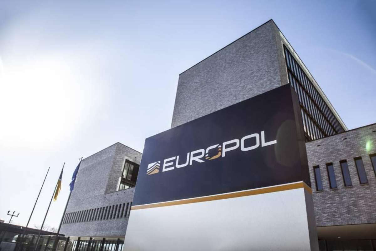 Europol: Οι «πολυεθνικές του εγκλήματος» αλλάζουν πρόσωπο – Στο μικροσκόπιο και τα ελληνικά λιμάνια