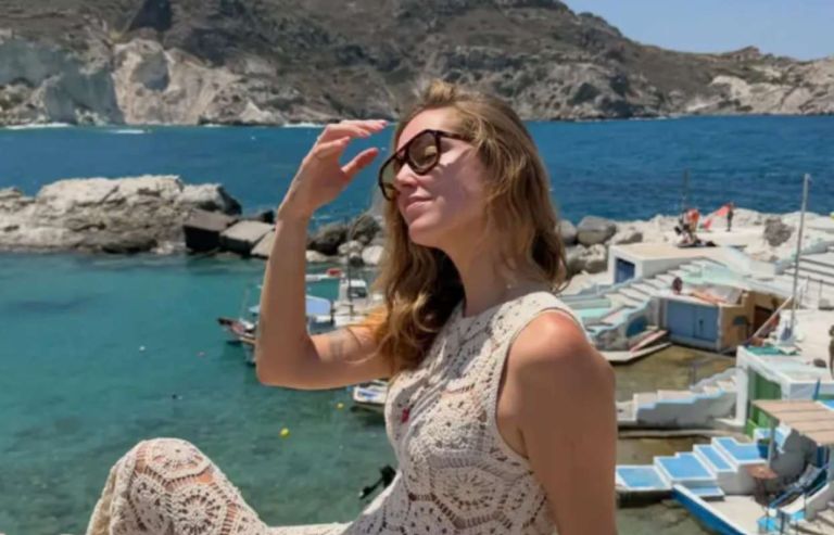Η Κιάρα Φεράνι «τρέλανε» τη Μήλο – Το ροζ μπικίνι που έγινε θέμα συζήτησης [pics]