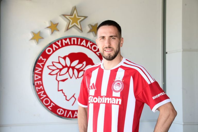 Ολυμπιακός: Ο Φορτούνης φόρεσε πρώτος τη νέα φανέλα και επέστρεψε στο σπίτι του