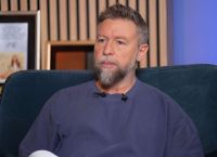 Γιάννης Βαρδής: «Ο πατέρας μου ήταν πιο σκληρός απ’ όσο έπρεπε – Λυτρώθηκα όταν παραδέχτηκε τα λάθη του»
